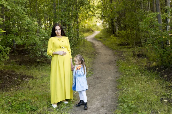 Retrato Una Mujer Embarazada Vestido Amarillo Con Hija Bosque Otoño — Foto de Stock