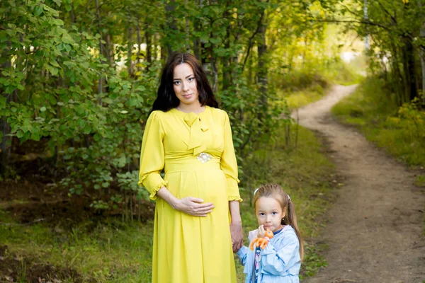 Retrato Una Mujer Embarazada Vestido Amarillo Con Hija Bosque Otoño — Foto de Stock