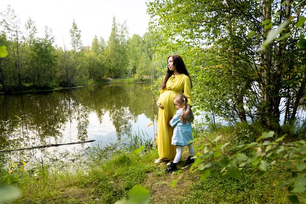Retrato Una Mujer Embarazada Vestido Amarillo Con Hija Bosque Otoño — Foto de Stock