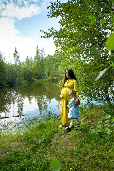 Retrato Una Mujer Embarazada Vestido Amarillo Con Hija Bosque Otoño — Foto de Stock