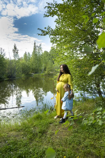 Porträt Einer Schwangeren Frau Gelben Kleid Mit Ihrer Tochter Herbstlichen — Stockfoto