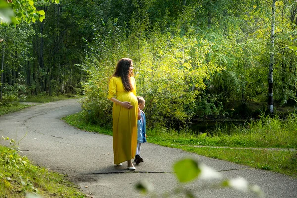 Retrato Una Mujer Embarazada Vestido Amarillo Con Hija Bosque Otoño — Foto de Stock