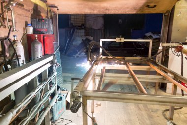 Plazma kesme makinesi, erimiş metal damlalarını farklı yönlere saçarak kalın bir çelik tabakayı yakar.
