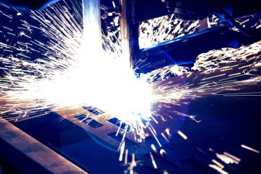 Bir rafta çeliğin plazma kesimi