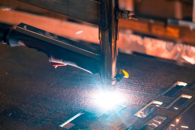 Bir rafta çeliğin plazma kesimi