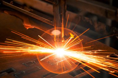 Bir rafta çeliğin plazma kesimi