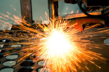 Bir rafta çeliğin plazma kesimi