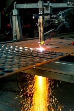 Bir rafta çeliğin plazma kesimi