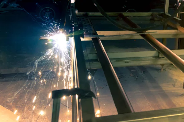 Plazma Kesme Makinesi Erimiş Metal Damlalarını Farklı Yönlere Saçarak Kalın — Stok fotoğraf