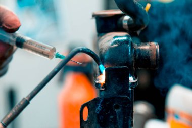 Gaz lambasıyla büyük bir araba radyatörünü kaynaklıyorum.