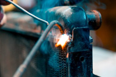 Gaz lambasıyla büyük bir araba radyatörünü kaynaklıyorum.