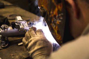 Alüminyum araba parçalarını kaynaklamak için TIG kaynakçısı