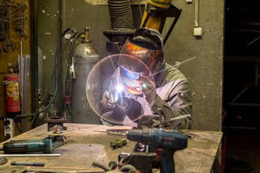 Gaz lambasıyla büyük bir araba radyatörünü kaynaklıyorum.