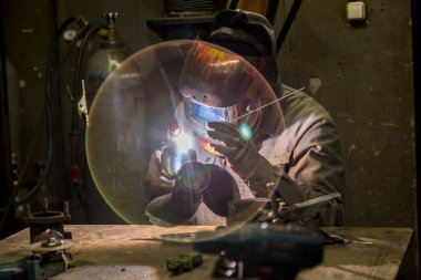 Gaz lambasıyla büyük bir araba radyatörünü kaynaklıyorum.