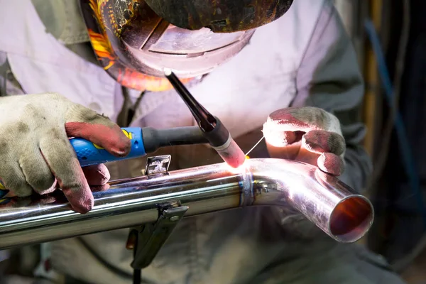 Tig Svetsare Svetsar Armbåge Till Polerat Rostfritt Stål Rör — Stockfoto