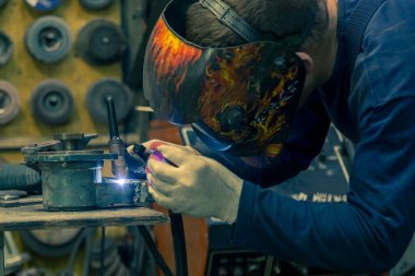 Alüminyum araba parçalarını kaynaklamak için TIG kaynakçısı