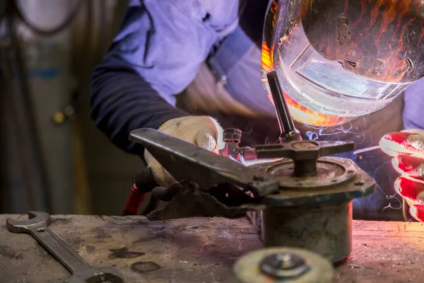 Tig Svetsare Att Svetsa Aluminium Bildel — Stockfoto