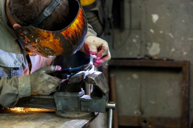 Alüminyum araba parçalarını kaynaklamak için TIG kaynakçısı