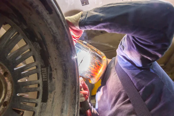 Tig Soldador Realiza Reparação Soldagem Disco Carro — Fotografia de Stock