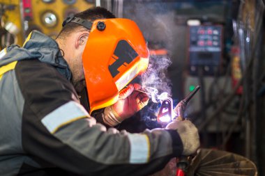 Alüminyum araba parçalarını kaynaklamak için TIG kaynakçısı