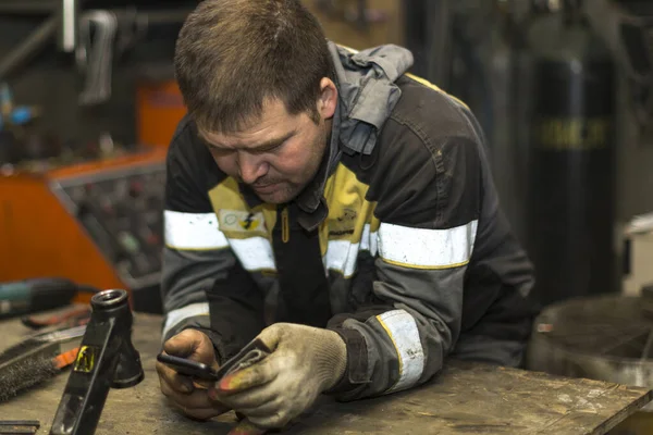 Homme Salopette Regarde Téléphone — Photo