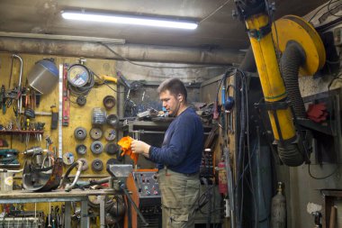 İşyerindeki erkek işçinin portresi