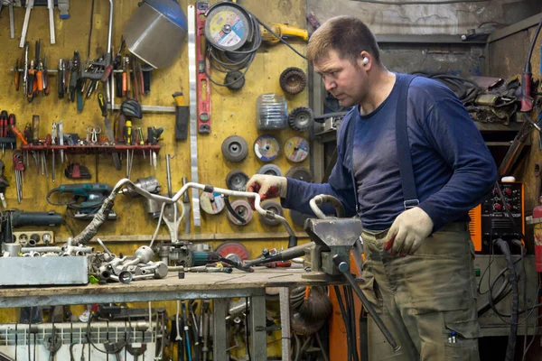 Ritratto Lavoratore Maschile Vicino Sul Posto Lavoro — Foto Stock