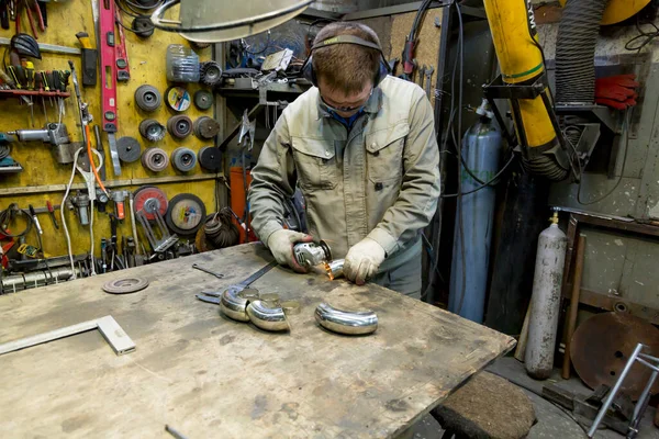 Pracovník Upraví Montáž Leštěnou Nerezovou Trubku — Stock fotografie