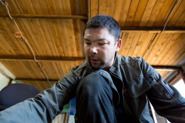 İşyerindeki erkek işçinin portresi