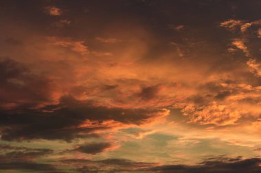 Renkli bulutlar ve kuşlar siluetleri ile canlı dramatik alacakaranlık günbatımı gökyüzü