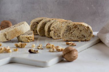 Beyaz rustik kesme tahtasında fındık ile ev yapımı İtalyan bisküvi yakın yukarı. Sağlıklı ev yapımı gıda konsepti 