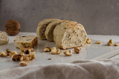 Beyaz rustik kesme tahtasında fındık ile ev yapımı İtalyan bisküvi yakın yukarı. Sağlıklı ev yapımı gıda konsepti 