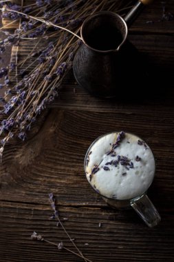 Arka planda lavanta dallar ile şeffaf bardak lavanta latte veya raf kahve düşük anahtar fotoğraf, yakın yukarı, arka ışık. Trendy koyu ve Moody tarzı