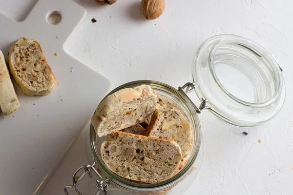 Şeffaf kavanozda fındık ile ev yapımı İtalyan bisküvi yakın. Sağlıklı ev yapımı gıda konsepti