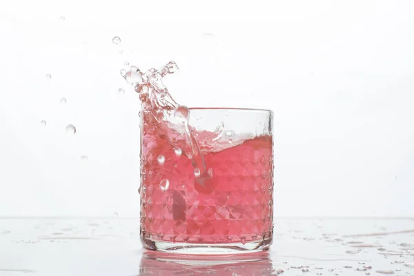 Ein Glas Frisches Getränk Mit Spritzern Auf Weißem Hintergrund Eingefrorene — Stockfoto