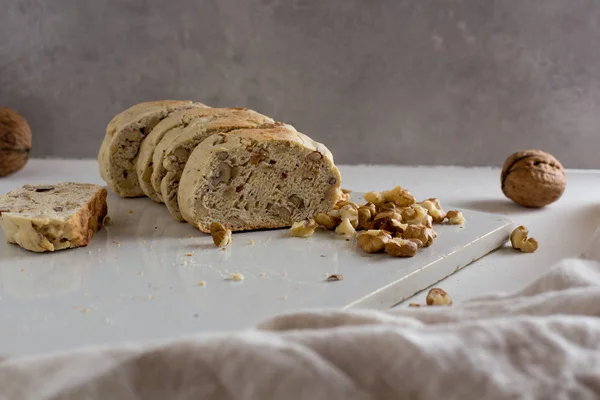 Beyaz rustik kesme tahtasında fındık ile ev yapımı İtalyan bisküvi yakın yukarı. Sağlıklı ev yapımı gıda konsepti 