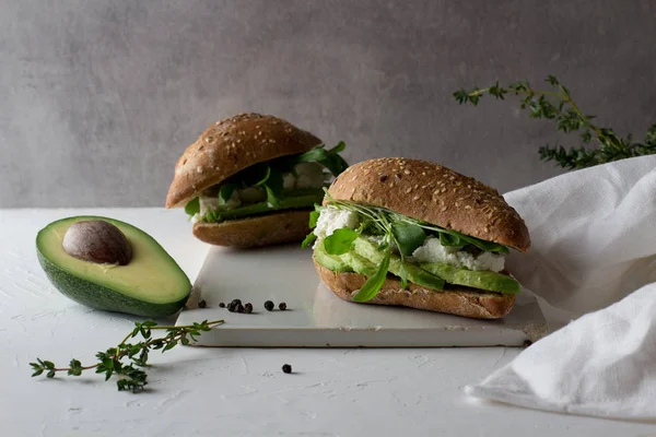Два Бутерброди Цільного Зерна Глютену Домашнього Хліба Авокадо Сиром Рікотта Стокове Фото