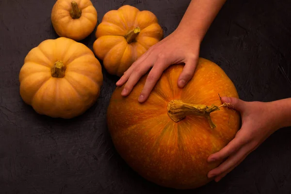 Siyah masadaki balkabakları. Cadılar Bayramı geçmişi