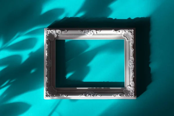 Nane yeşili kağıt, beyaz çerçeveli ve gölgeli minimum arkaplan.