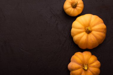 Siyah masadaki balkabakları. Cadılar Bayramı geçmişi