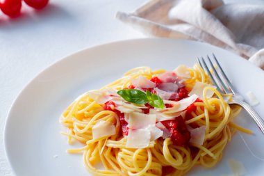 Domates ile İtalyan tagliatelle