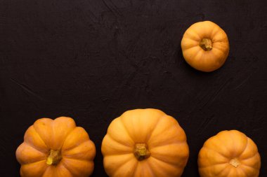 Siyah masadaki balkabakları. Cadılar Bayramı geçmişi