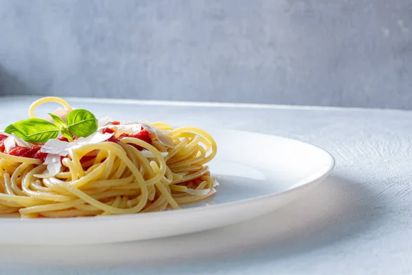 Domates ile İtalyan tagliatelle