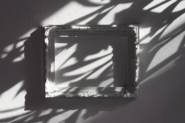 Beyaz çerçeveli ve gölgeli en düşük arkaplan.