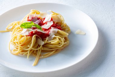 Domates ile İtalyan tagliatelle