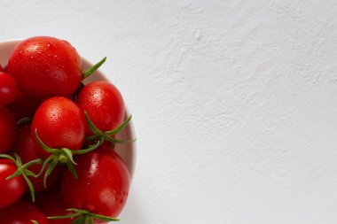 Beyaz arka planda taze domatesler. Üst görünüm