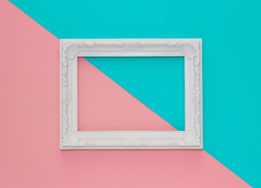 Beyaz çerçeveli renkli kağıt minimal arkaplan.