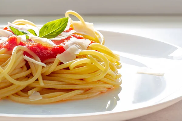 Domates ile İtalyan tagliatelle