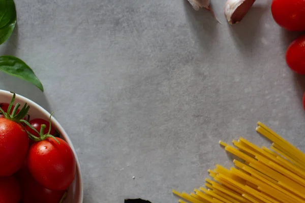 Domatesli makarna için malzemeler