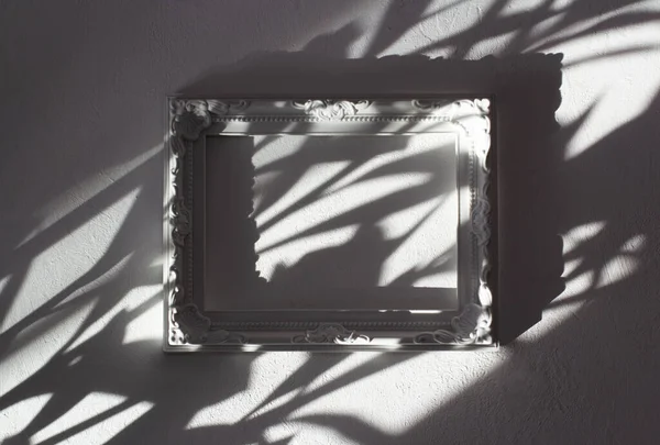 Beyaz çerçeveli ve gölgeli en düşük arkaplan.